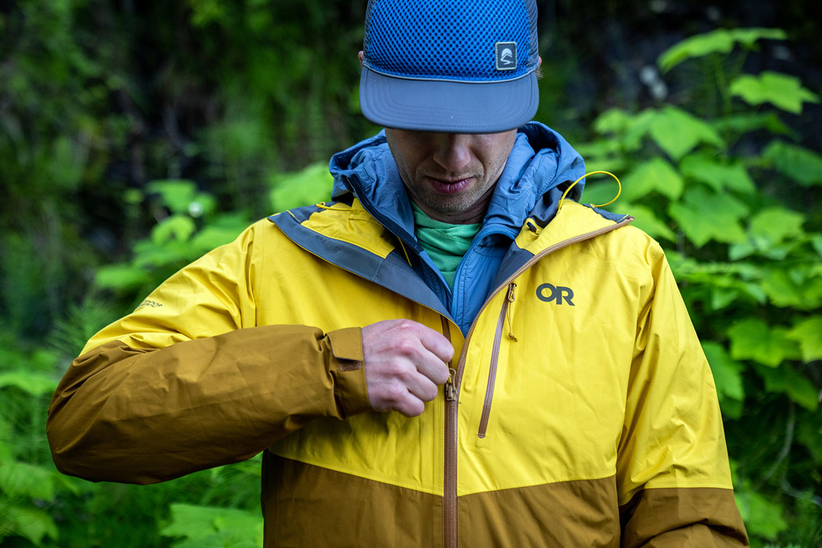 ​​Outdoor Research Foray II GTX rain jacket (zipping up)